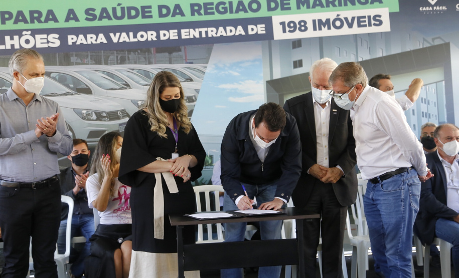 Famílias que estão em busca de uma casa própria em Maringá passaram a contar com um importante incentivo para concretizarem o sonho. O governador Carlos Massa Ratinho Junior liberou nesta quinta-feira (21), um aporte de aproximadamente R$ 3 milhões para custear parte do financiamento de 198 novos imóveis que serão construídos em dois empreendimentos na cidade, na região Noroeste do Paraná.Gilson Abreu/AEN