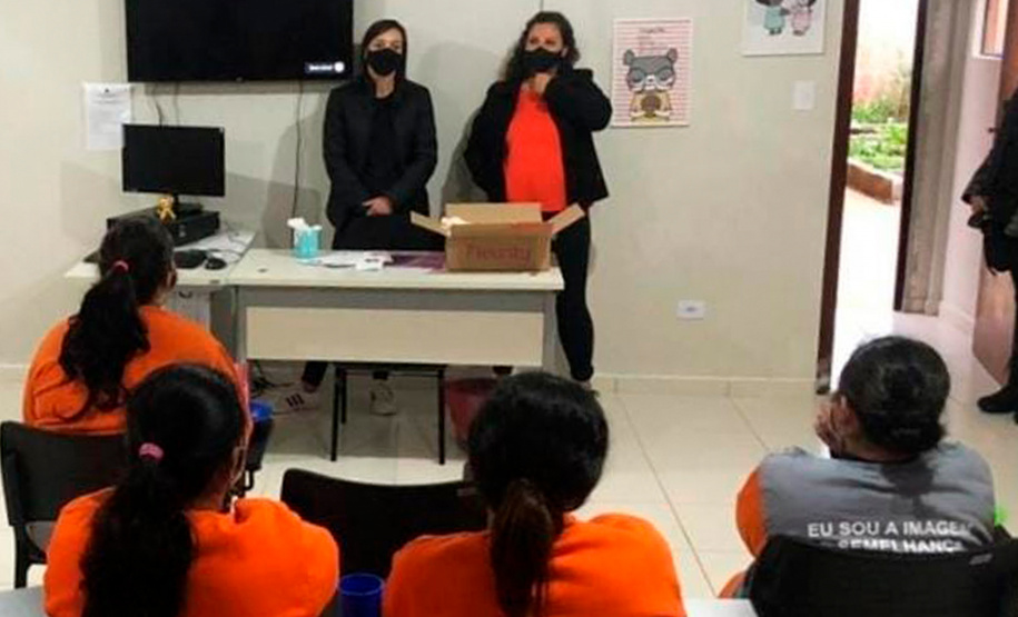 Mais unidades do sistema prisional do Paraná receberam coletores menstruais neste mês de outubro. Desta vez, o projeto do Coletivo Igualdade Menstrual distribuiu cerca de 600 unidades somadas as Cadeias Públicas Femininas de Londrina, Santo Antonio da Platina e Apucarana. Todas as unidades pertencem a Regional de Londrina do Departamento Penitenciário do Paraná (Depen). - Curitiba, 21/10/2021 - Foto: Depen-Pr