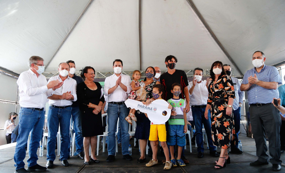 Governador Carlos Massa Ratinho Junior entrega casas em Marumbi. Foto: Jonathan Campos/AEN