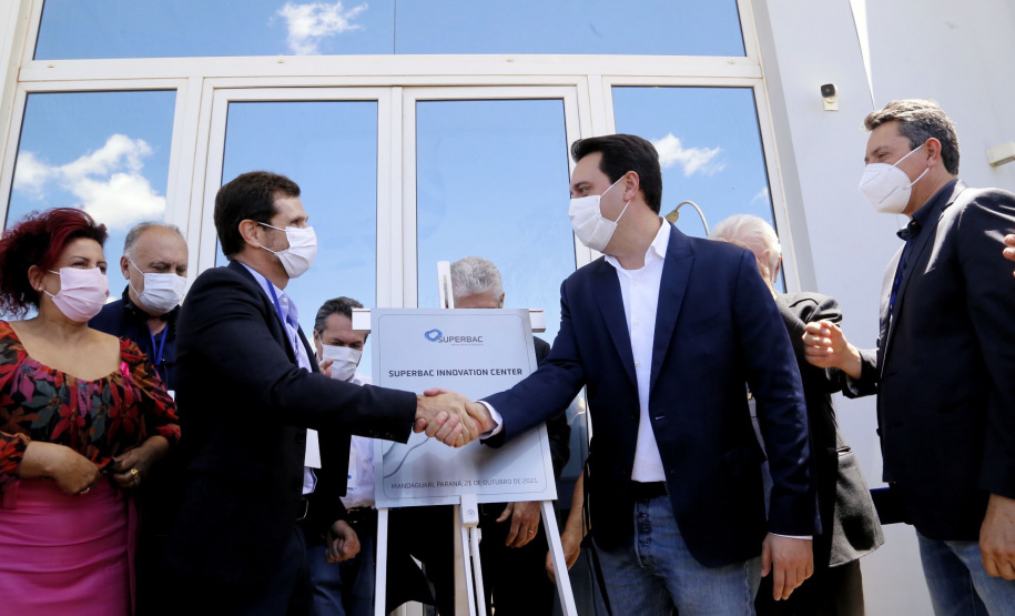 O governador Carlos Massa Ratinho Junior participou nesta quinta-feira (21) em Mandaguari, na Região Norte, da inauguração da nova planta da SuperBAC, empresa especializada em soluções biotecnológicas de alta performance para os segmentos de agricultura, saneamento, óleo e gás e bens de consumo. - Mandaguari, 21/10/2021 - Foto: Gilson Abreu/AEN