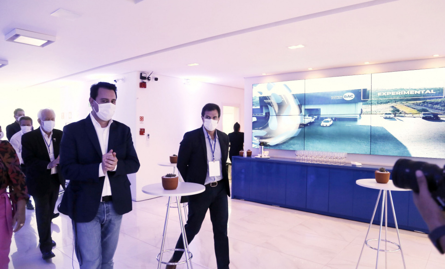 O governador Carlos Massa Ratinho Junior participou nesta quinta-feira (21) em Mandaguari, na Região Norte, da inauguração da nova planta da SuperBAC, empresa especializada em soluções biotecnológicas de alta performance para os segmentos de agricultura, saneamento, óleo e gás e bens de consumo. - Mandaguari, 21/10/2021 - Foto: Gilson Abreu/AEN