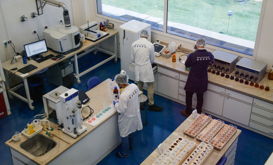 O governador Carlos Massa Ratinho Junior participou nesta quinta-feira (21) em Mandaguari, na Região Norte, da inauguração da nova planta da SuperBAC, empresa especializada em soluções biotecnológicas de alta performance para os segmentos de agricultura, saneamento, óleo e gás e bens de consumo. - Mandaguari, 21/10/2021 - Foto: Jonathan Campos/AEN