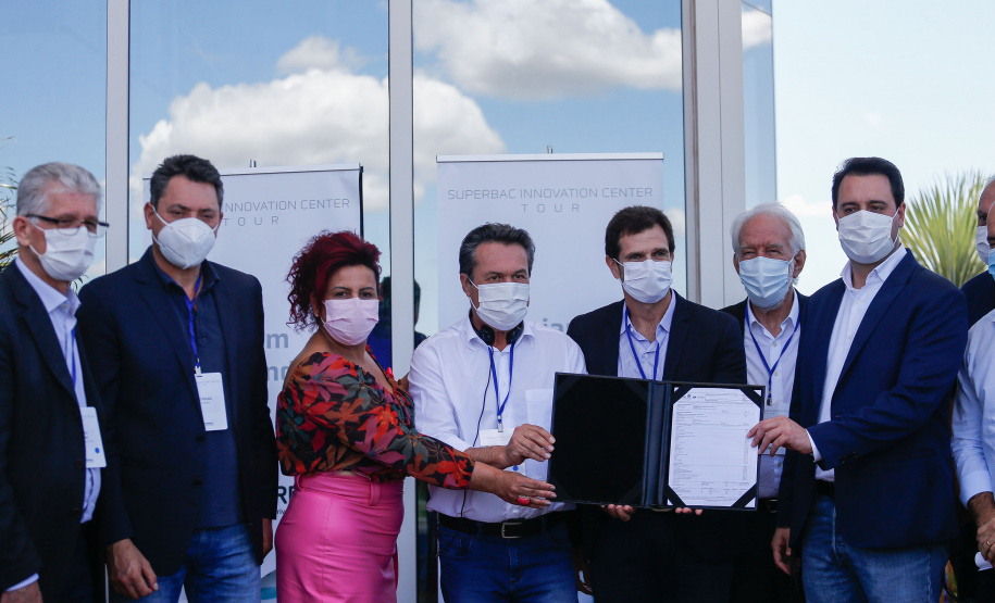 O governador Carlos Massa Ratinho Junior participou nesta quinta-feira (21) em Mandaguari, na Região Norte, da inauguração da nova planta da SuperBAC, empresa especializada em soluções biotecnológicas de alta performance para os segmentos de agricultura, saneamento, óleo e gás e bens de consumo. - Mandaguari, 21/10/2021 - Foto: Jonathan Campos/AEN