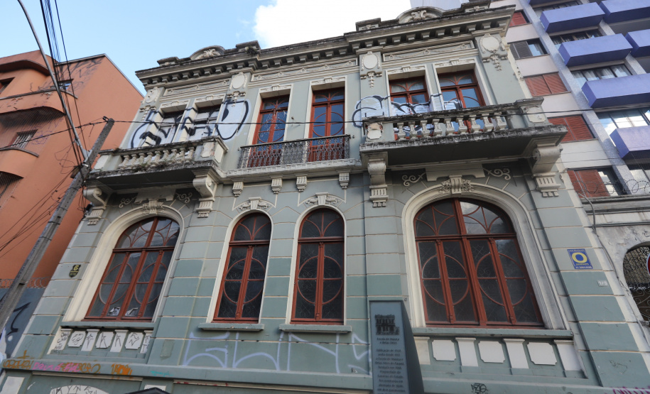 Estado e prefeitura de Curitiba estudam parceria para restaurar prédio histórico da Unespar. Foto: Geraldo Bubniak/AEN