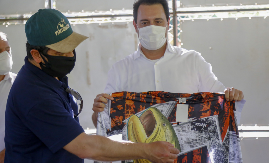 21.10.2021 - Governador Carlos Massa Ratinho Junior promove a soltura de 20 mil dourados no rio Ivai em Ivatuba.
Foto Gilson Abreu/AEN