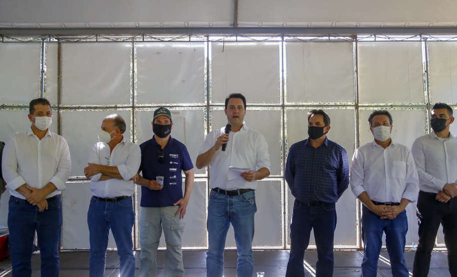 21.10.2021 - Governador Carlos Massa Ratinho Junior promove a soltura de 20 mil dourados no rio Ivai em Ivatuba.
Foto Gilson Abreu/AEN