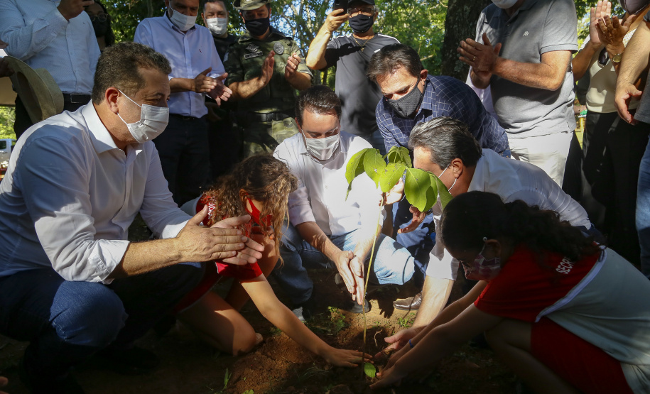 21.10.2021 - Governador Carlos Massa Ratinho Junior promove a soltura de 20 mil dourados no rio Ivai em Ivatuba.
Foto Gilson Abreu/AEN