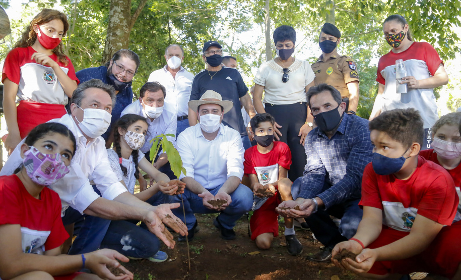 21.10.2021 - Governador Carlos Massa Ratinho Junior promove a soltura de 20 mil dourados no rio Ivai em Ivatuba.
Foto Gilson Abreu/AEN