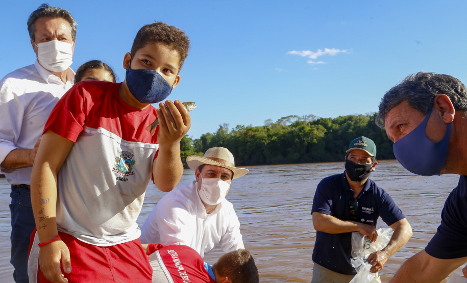 21.10.2021 - Governador Carlos Massa Ratinho Junior promove a soltura de 20 mil dourados no rio Ivai em Ivatuba.
Foto Gilson Abreu/AEN