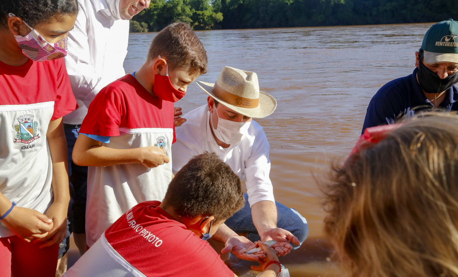 21.10.2021 - Governador Carlos Massa Ratinho Junior promove a soltura de 20 mil dourados no rio Ivai em Ivatuba.
Foto Gilson Abreu/AEN