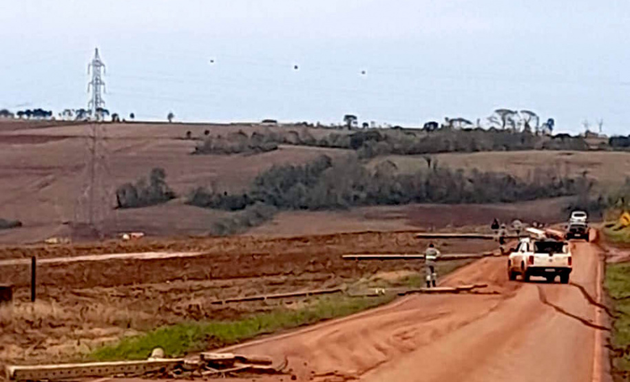 O balanço dos estragos causados pelo temporal contabiliza quase 1,2 mil postes e nove torres de transmissão derrubados pela força dos ventos e pela queda de galhos e árvores. Cidades inteiras chegaram a ficar sem energia e para recompor o fornecimento de luz, desde a madrugada do dia 14, cerca de 1.800 eletricistas estiveram em campo. Mais de 20 mil ocorrências foram atendidas, a fim de regularizar o fornecimento. - Curitiba, 21/10/2021 - Foto: Copel