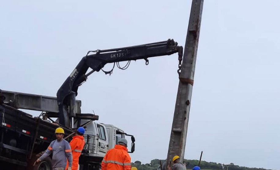 O balanço dos estragos causados pelo temporal contabiliza quase 1,2 mil postes e nove torres de transmissão derrubados pela força dos ventos e pela queda de galhos e árvores. Cidades inteiras chegaram a ficar sem energia e para recompor o fornecimento de luz, desde a madrugada do dia 14, cerca de 1.800 eletricistas estiveram em campo. Mais de 20 mil ocorrências foram atendidas, a fim de regularizar o fornecimento. - Curitiba, 21/10/2021 - Foto: Copel