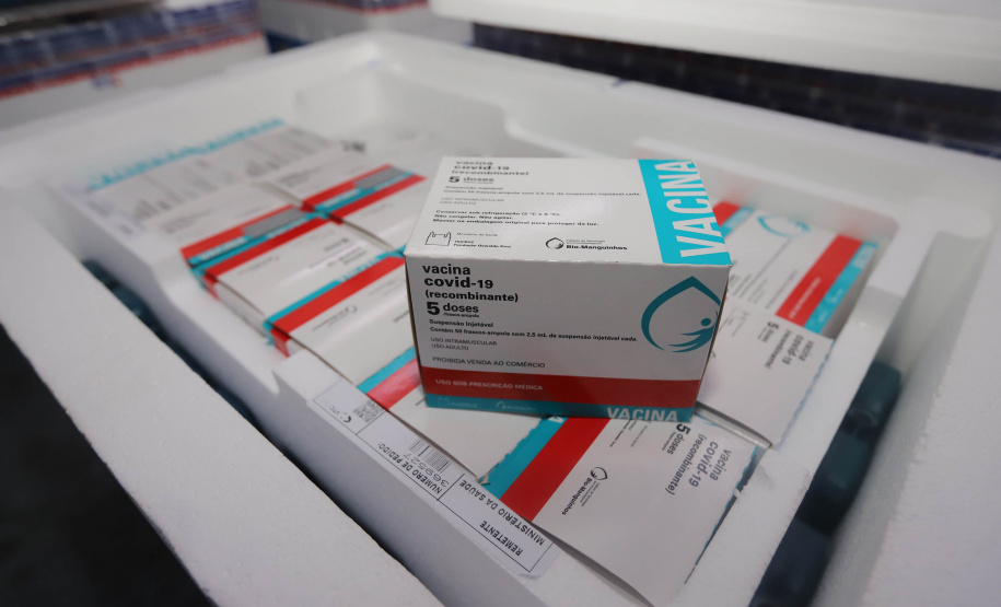 O Paraná recebeu nesta quinta-feira (21) mais 133.100 vacinas contra a Covid-19 da AstraZeneca/Fiocruz. Os imunizantes desembarcaram no Aeroporto Internacional Afonso Pena, em São José dos Pinhais, na Região Metropolitana de Curitiba, às 19h.   -  Curitiba, 21/10/2021 - Foto: Geraldo Bubniak/AEN