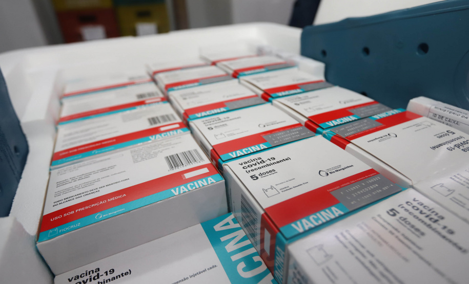 O Paraná recebeu nesta quinta-feira (21) mais 133.100 vacinas contra a Covid-19 da AstraZeneca/Fiocruz. Os imunizantes desembarcaram no Aeroporto Internacional Afonso Pena, em São José dos Pinhais, na Região Metropolitana de Curitiba, às 19h.   -  Curitiba, 21/10/2021 - Foto: Geraldo Bubniak/AEN