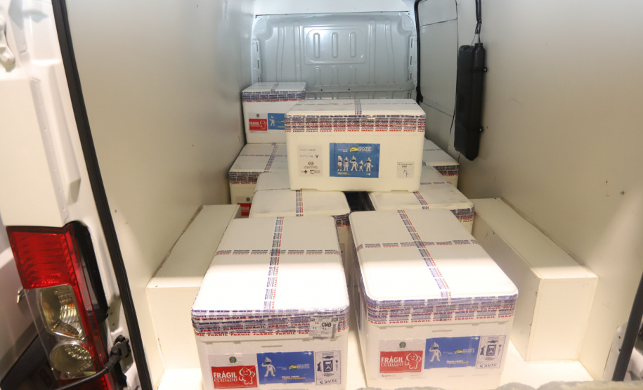 Chegada Vacina Um novo carregamento 133.100 vacinas AstraZeneca/Fiocruz contra a Covid-19 chegam no Centro de Medicamentos do Paraná (Cemepar), em Curitiba, na noite desta quinta-feira (21). Foto: Geraldo Bubniak/AEN