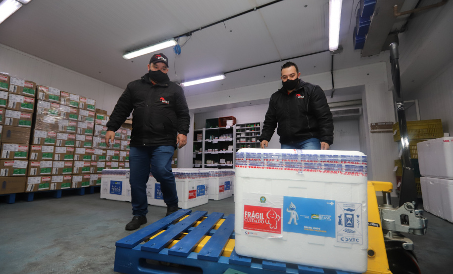 Chegada Vacina Um novo carregamento 133.100 vacinas AstraZeneca/Fiocruz contra a Covid-19 chegam no Centro de Medicamentos do Paraná (Cemepar), em Curitiba, na noite desta quinta-feira (21). Foto: Geraldo Bubniak/AEN