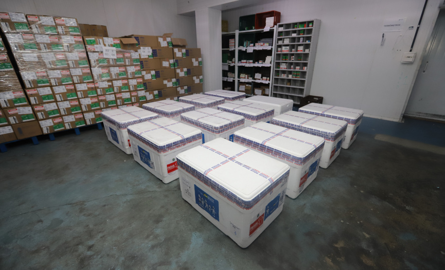 Chegada Vacina Um novo carregamento 133.100 vacinas AstraZeneca/Fiocruz contra a Covid-19 chegam no Centro de Medicamentos do Paraná (Cemepar), em Curitiba, na noite desta quinta-feira (21). Foto: Geraldo Bubniak/AEN