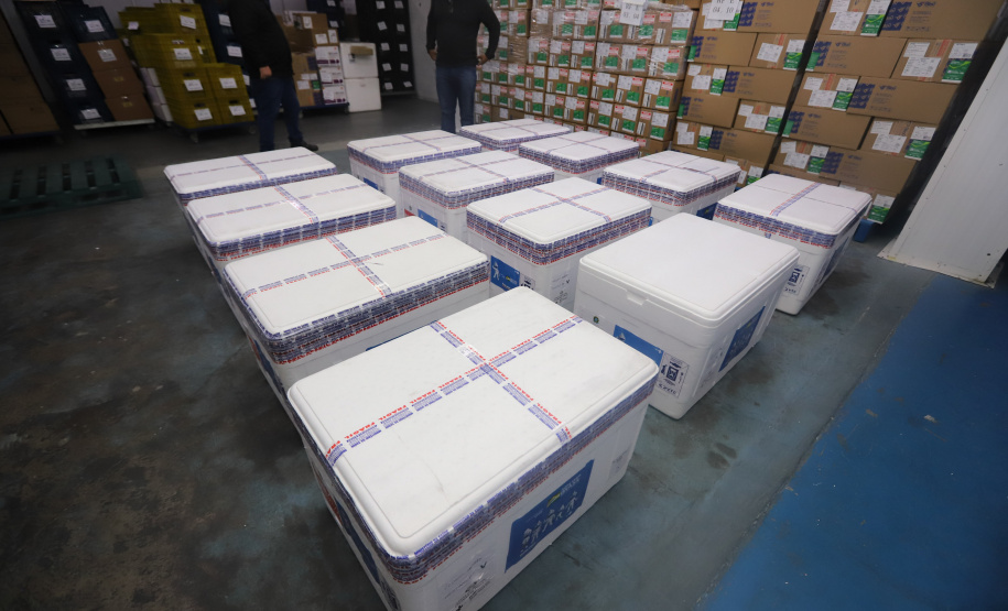 Chegada Vacina Um novo carregamento 133.100 vacinas AstraZeneca/Fiocruz contra a Covid-19 chegam no Centro de Medicamentos do Paraná (Cemepar), em Curitiba, na noite desta quinta-feira (21). Foto: Geraldo Bubniak/AEN