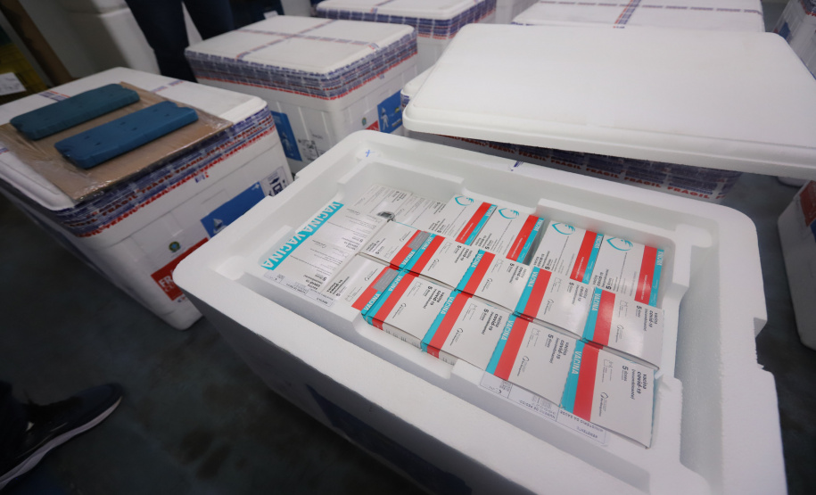 Chegada Vacina Um novo carregamento 133.100 vacinas AstraZeneca/Fiocruz contra a Covid-19 chegam no Centro de Medicamentos do Paraná (Cemepar), em Curitiba, na noite desta quinta-feira (21). Foto: Geraldo Bubniak/AEN