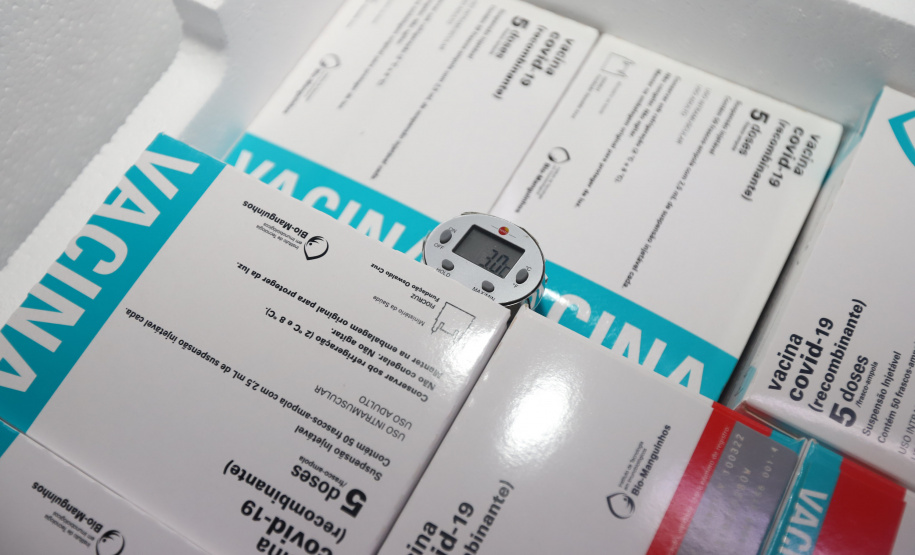 Chegada Vacina Um novo carregamento 133.100 vacinas AstraZeneca/Fiocruz contra a Covid-19 chegam no Centro de Medicamentos do Paraná (Cemepar), em Curitiba, na noite desta quinta-feira (21). Foto: Geraldo Bubniak/AEN