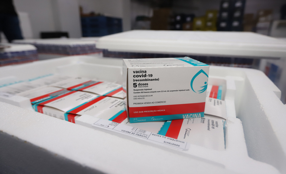 Chegada Vacina Um novo carregamento 133.100 vacinas AstraZeneca/Fiocruz contra a Covid-19 chegam no Centro de Medicamentos do Paraná (Cemepar), em Curitiba, na noite desta quinta-feira (21). Foto: Geraldo Bubniak/AEN