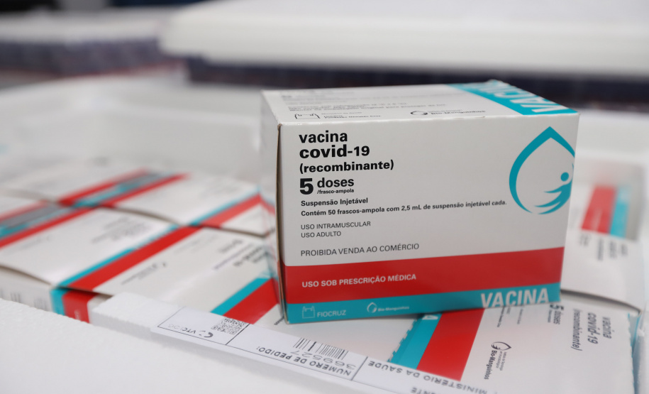 Chegada Vacina Um novo carregamento 133.100 vacinas AstraZeneca/Fiocruz contra a Covid-19 chegam no Centro de Medicamentos do Paraná (Cemepar), em Curitiba, na noite desta quinta-feira (21). Foto: Geraldo Bubniak/AEN