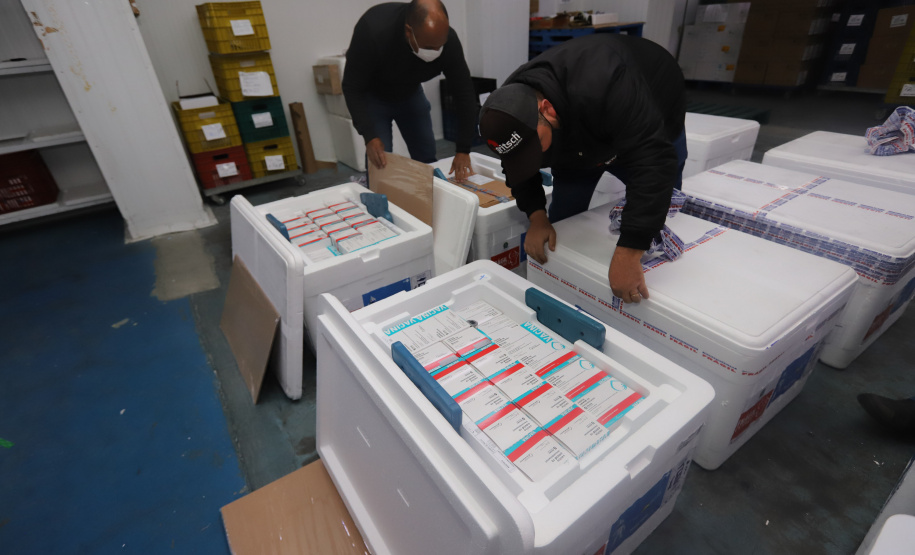 Chegada Vacina Um novo carregamento 133.100 vacinas AstraZeneca/Fiocruz contra a Covid-19 chegam no Centro de Medicamentos do Paraná (Cemepar), em Curitiba, na noite desta quinta-feira (21). Foto: Geraldo Bubniak/AEN