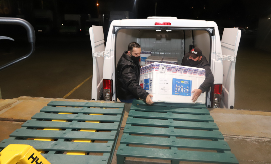 Chegada Vacina Um novo carregamento 133.100 vacinas AstraZeneca/Fiocruz contra a Covid-19 chegam no Centro de Medicamentos do Paraná (Cemepar), em Curitiba, na noite desta quinta-feira (21). Foto: Geraldo Bubniak/AEN