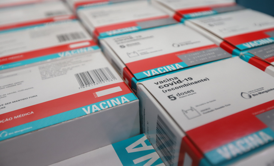 Chegada Vacina Um novo carregamento 133.100 vacinas AstraZeneca/Fiocruz contra a Covid-19 chegam no Centro de Medicamentos do Paraná (Cemepar), em Curitiba, na noite desta quinta-feira (21). Foto: Geraldo Bubniak/AEN