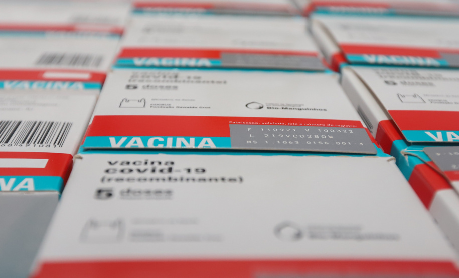 Chegada Vacina Um novo carregamento 133.100 vacinas AstraZeneca/Fiocruz contra a Covid-19 chegam no Centro de Medicamentos do Paraná (Cemepar), em Curitiba, na noite desta quinta-feira (21). Foto: Geraldo Bubniak/AEN