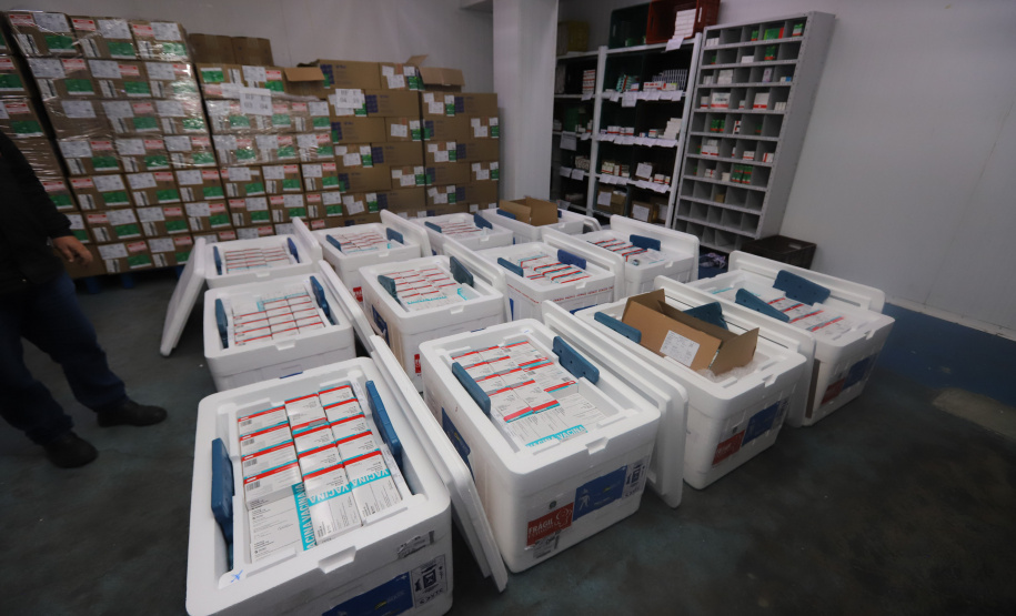 Chegada Vacina Um novo carregamento 133.100 vacinas AstraZeneca/Fiocruz contra a Covid-19 chegam no Centro de Medicamentos do Paraná (Cemepar), em Curitiba, na noite desta quinta-feira (21). Foto: Geraldo Bubniak/AEN