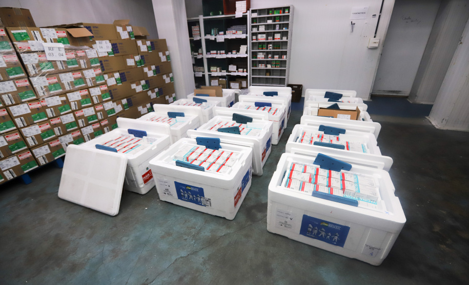 Chegada Vacina Um novo carregamento 133.100 vacinas AstraZeneca/Fiocruz contra a Covid-19 chegam no Centro de Medicamentos do Paraná (Cemepar), em Curitiba, na noite desta quinta-feira (21). Foto: Geraldo Bubniak/AEN