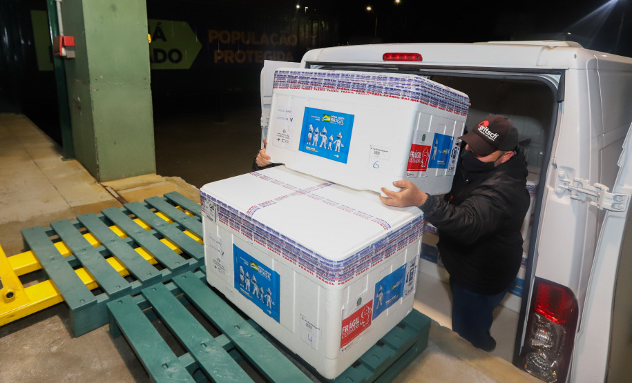 Chegada Vacina Um novo carregamento 133.100 vacinas AstraZeneca/Fiocruz contra a Covid-19 chegam no Centro de Medicamentos do Paraná (Cemepar), em Curitiba, na noite desta quinta-feira (21). Foto: Geraldo Bubniak/AEN