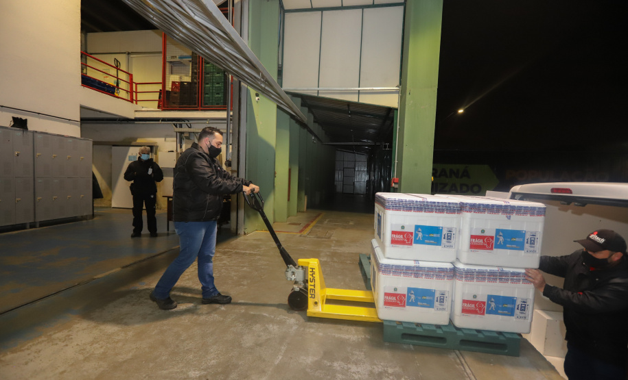 Chegada Vacina Um novo carregamento 133.100 vacinas AstraZeneca/Fiocruz contra a Covid-19 chegam no Centro de Medicamentos do Paraná (Cemepar), em Curitiba, na noite desta quinta-feira (21). Foto: Geraldo Bubniak/AEN