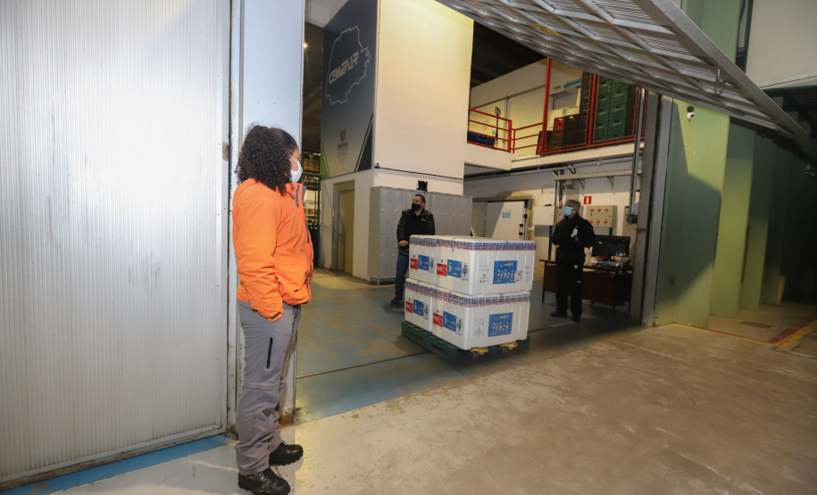 Chegada Vacina Um novo carregamento 133.100 vacinas AstraZeneca/Fiocruz contra a Covid-19 chegam no Centro de Medicamentos do Paraná (Cemepar), em Curitiba, na noite desta quinta-feira (21). Foto: Geraldo Bubniak/AEN