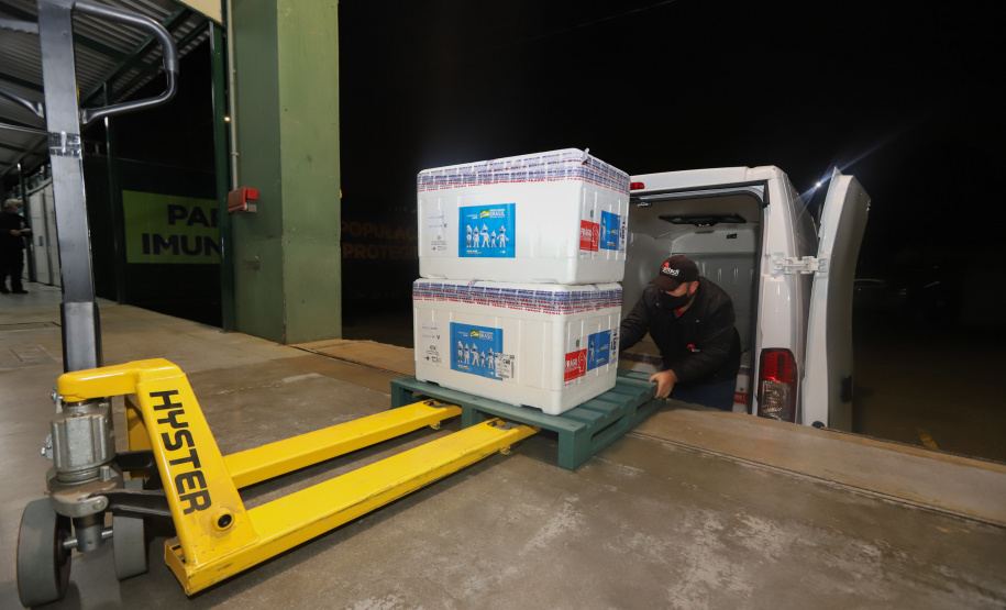 Chegada Vacina Um novo carregamento 133.100 vacinas AstraZeneca/Fiocruz contra a Covid-19 chegam no Centro de Medicamentos do Paraná (Cemepar), em Curitiba, na noite desta quinta-feira (21). Foto: Geraldo Bubniak/AEN