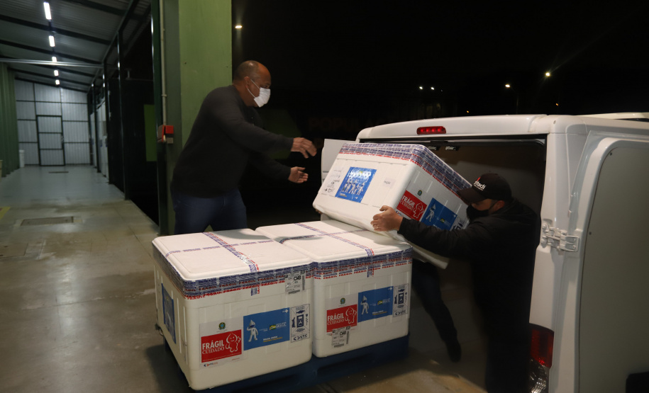 Chegada Vacina Um novo carregamento 133.100 vacinas AstraZeneca/Fiocruz contra a Covid-19 chegam no Centro de Medicamentos do Paraná (Cemepar), em Curitiba, na noite desta quinta-feira (21). Foto: Geraldo Bubniak/AEN