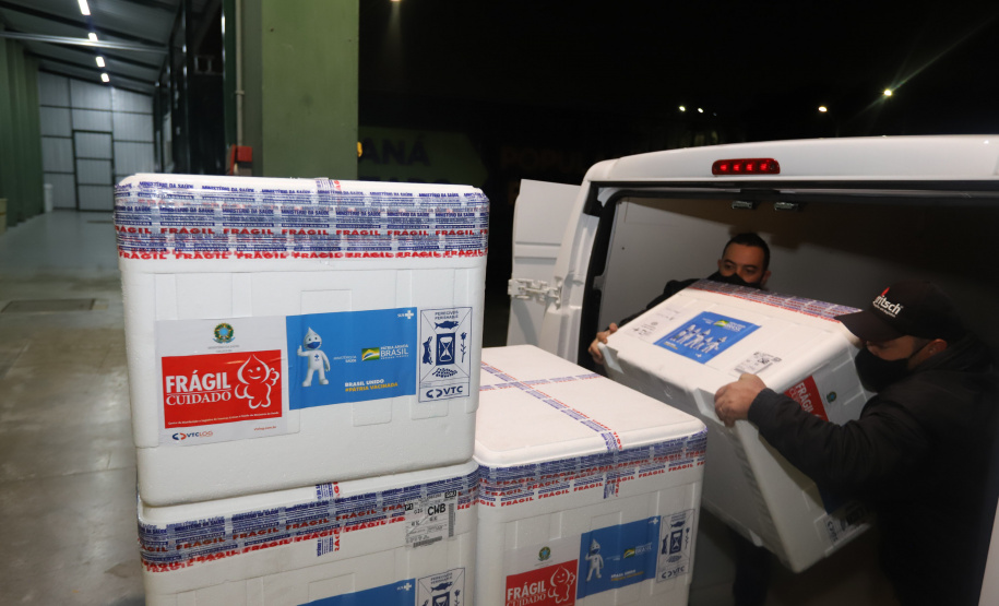 Chegada Vacina Um novo carregamento 133.100 vacinas AstraZeneca/Fiocruz contra a Covid-19 chegam no Centro de Medicamentos do Paraná (Cemepar), em Curitiba, na noite desta quinta-feira (21). Foto: Geraldo Bubniak/AEN