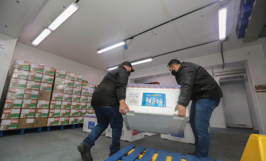 O Paraná recebeu nesta quinta-feira (21) mais 133.100 vacinas contra a Covid-19 da AstraZeneca/Fiocruz. Os imunizantes desembarcaram no Aeroporto Internacional Afonso Pena, em São José dos Pinhais, na Região Metropolitana de Curitiba, às 19h.   -  Curitiba, 21/10/2021 - Foto: Geraldo Bubniak/AEN