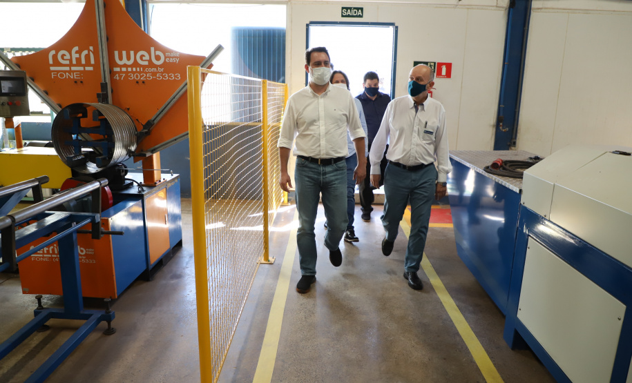 Na visita ao município, o governador visitou a sede da Cool Seed, que celebra 20 anos de sua fundação em 2021. A empresa fabrica e comercializa equipamentos que são utilizados no "pós-colheita", como climatizadores de barracões sementeiros, resfriadores para grãos e sementes, resfriadores para ensaque de sementes e secadores. Seus produtos estão presentes em 14 países. Foto: Ari Dias/AEN
