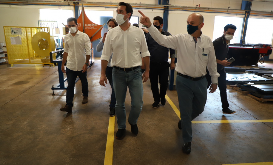 Na visita ao município, o governador visitou a sede da Cool Seed, que celebra 20 anos de sua fundação em 2021. A empresa fabrica e comercializa equipamentos que são utilizados no "pós-colheita", como climatizadores de barracões sementeiros, resfriadores para grãos e sementes, resfriadores para ensaque de sementes e secadores. Seus produtos estão presentes em 14 países. Foto: Ari Dias/AEN