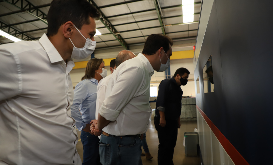 Na visita ao município, o governador visitou a sede da Cool Seed, que celebra 20 anos de sua fundação em 2021. A empresa fabrica e comercializa equipamentos que são utilizados no "pós-colheita", como climatizadores de barracões sementeiros, resfriadores para grãos e sementes, resfriadores para ensaque de sementes e secadores. Seus produtos estão presentes em 14 países. Foto: Ari Dias/AEN