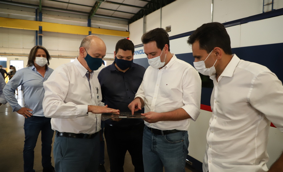 Na visita ao município, o governador visitou a sede da Cool Seed, que celebra 20 anos de sua fundação em 2021. A empresa fabrica e comercializa equipamentos que são utilizados no "pós-colheita", como climatizadores de barracões sementeiros, resfriadores para grãos e sementes, resfriadores para ensaque de sementes e secadores. Seus produtos estão presentes em 14 países. Foto: Ari Dias/AEN