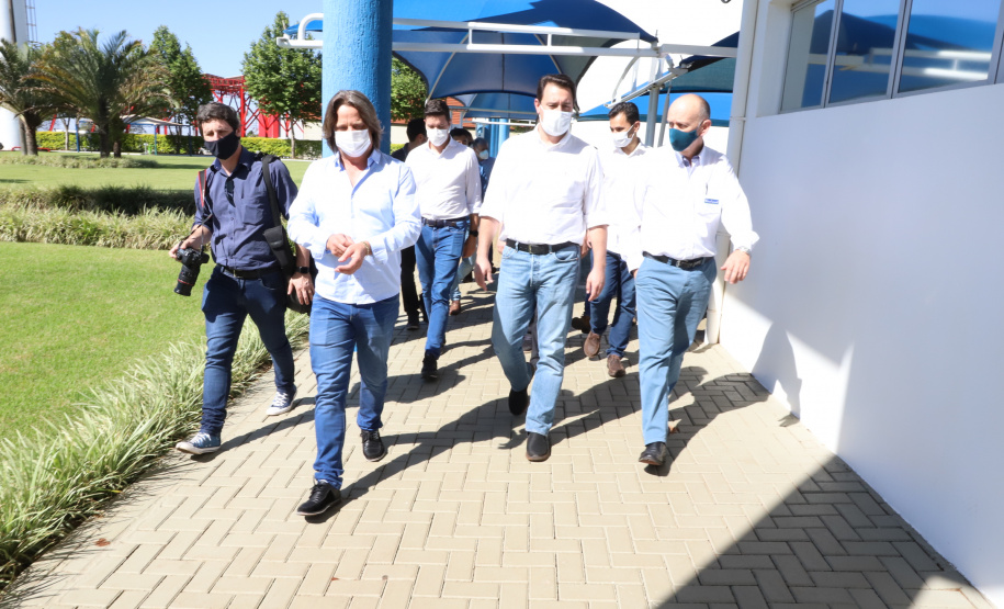 Na visita ao município, o governador visitou a sede da Cool Seed, que celebra 20 anos de sua fundação em 2021. A empresa fabrica e comercializa equipamentos que são utilizados no "pós-colheita", como climatizadores de barracões sementeiros, resfriadores para grãos e sementes, resfriadores para ensaque de sementes e secadores. Seus produtos estão presentes em 14 países. Foto: Ari Dias/AEN