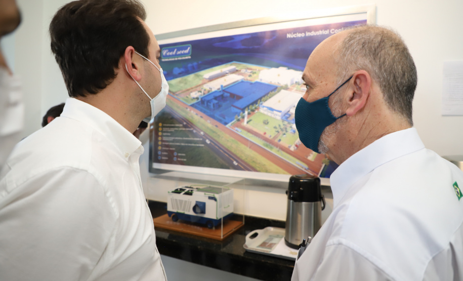 Na visita ao município, o governador visitou a sede da Cool Seed, que celebra 20 anos de sua fundação em 2021. A empresa fabrica e comercializa equipamentos que são utilizados no "pós-colheita", como climatizadores de barracões sementeiros, resfriadores para grãos e sementes, resfriadores para ensaque de sementes e secadores. Seus produtos estão presentes em 14 países. Foto: Ari Dias/AEN