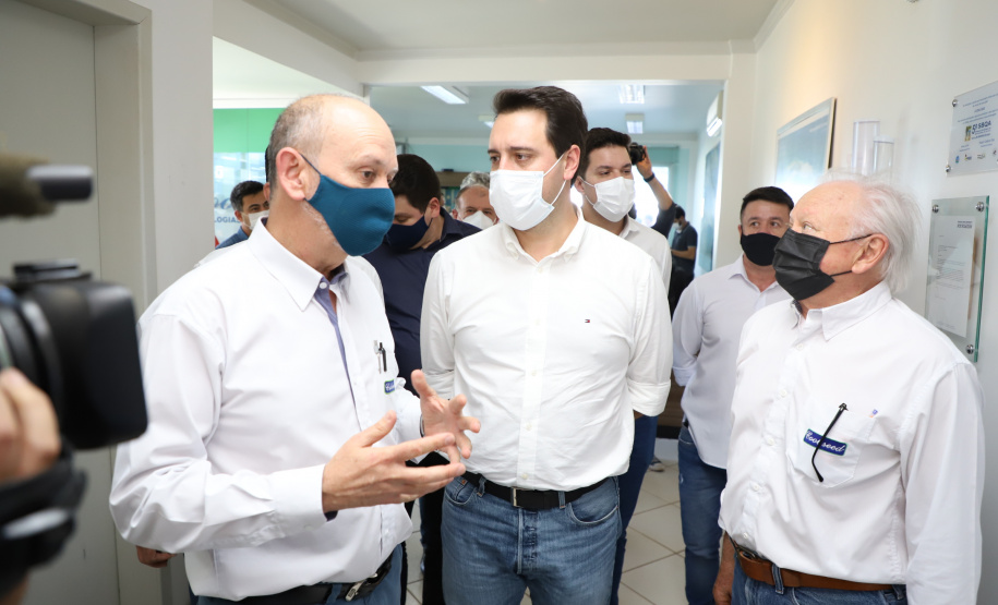 Na visita ao município, o governador visitou a sede da Cool Seed, que celebra 20 anos de sua fundação em 2021. A empresa fabrica e comercializa equipamentos que são utilizados no "pós-colheita", como climatizadores de barracões sementeiros, resfriadores para grãos e sementes, resfriadores para ensaque de sementes e secadores. Seus produtos estão presentes em 14 países. Foto: Ari Dias/AEN