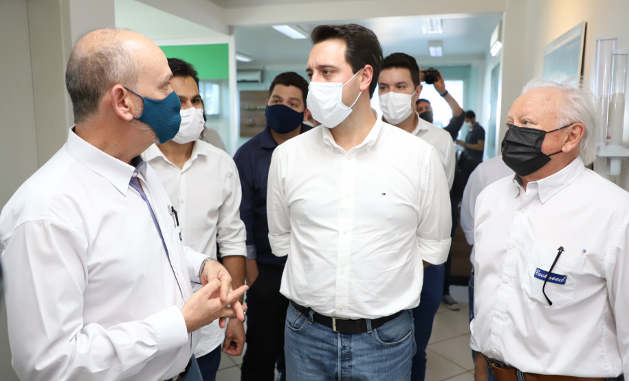 Na visita ao município, o governador visitou a sede da Cool Seed, que celebra 20 anos de sua fundação em 2021. A empresa fabrica e comercializa equipamentos que são utilizados no "pós-colheita", como climatizadores de barracões sementeiros, resfriadores para grãos e sementes, resfriadores para ensaque de sementes e secadores. Seus produtos estão presentes em 14 países. Foto: Ari Dias/AEN