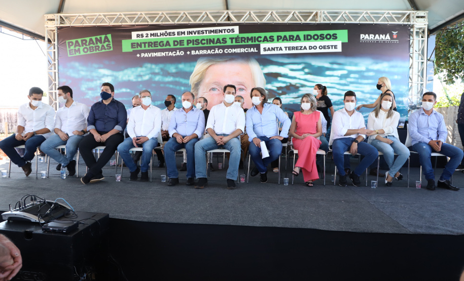 O município de Santa Tereza do Oeste ganhou nesta sexta-feira (22) uma piscina térmica pública para atendimento da população idosa. O local será um centro de reabilitação, com atividades como hidroginástica e fisioterapia e atendimento psicológico. A estrutura foi construída com recursos viabilizados pelo Estado e inaugurada nesta sexta-feira (22) pelo governador Carlos Massa Ratinho Junior.Foto: Ari Dias/AEN