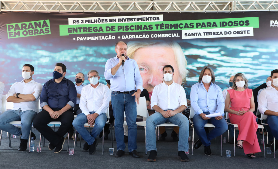 O município de Santa Tereza do Oeste ganhou nesta sexta-feira (22) uma piscina térmica pública para atendimento da população idosa. O local será um centro de reabilitação, com atividades como hidroginástica e fisioterapia e atendimento psicológico. A estrutura foi construída com recursos viabilizados pelo Estado e inaugurada nesta sexta-feira (22) pelo governador Carlos Massa Ratinho Junior.Foto: Ari Dias/AEN