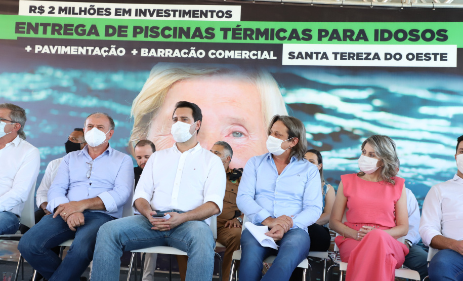 O município de Santa Tereza do Oeste ganhou nesta sexta-feira (22) uma piscina térmica pública para atendimento da população idosa. O local será um centro de reabilitação, com atividades como hidroginástica e fisioterapia e atendimento psicológico. A estrutura foi construída com recursos viabilizados pelo Estado e inaugurada nesta sexta-feira (22) pelo governador Carlos Massa Ratinho Junior.Foto: Ari Dias/AEN